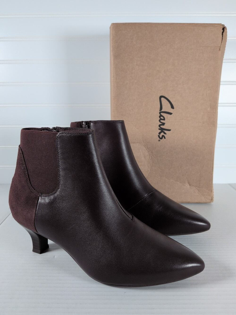 NWB Clarks Kepley Erin Ankle Boots Womens 8.5 W Dark Brown Leather Kitten Heel